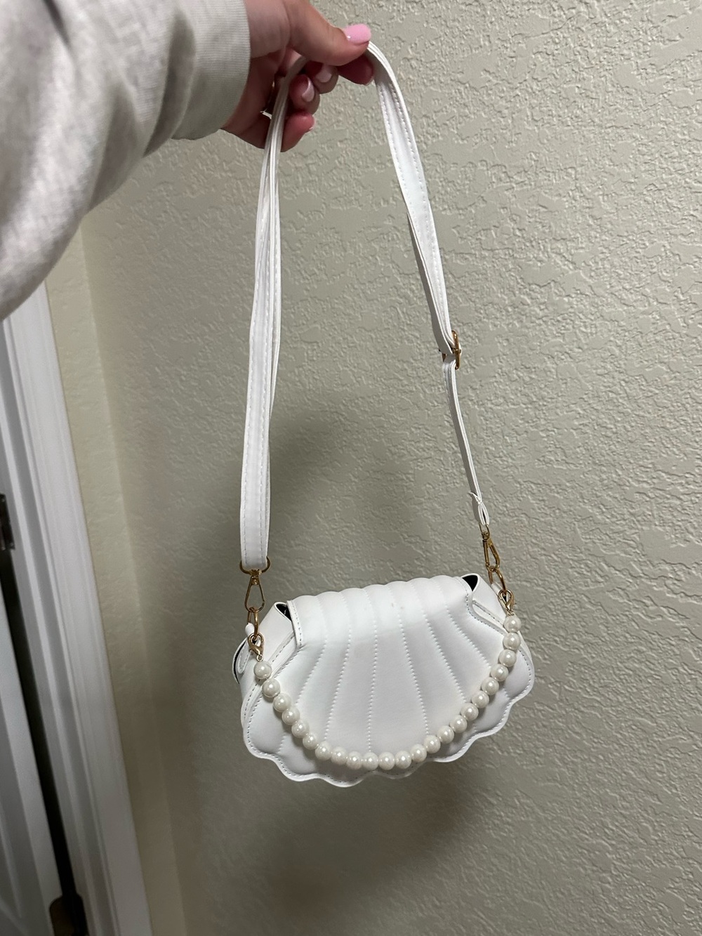 White shell purse